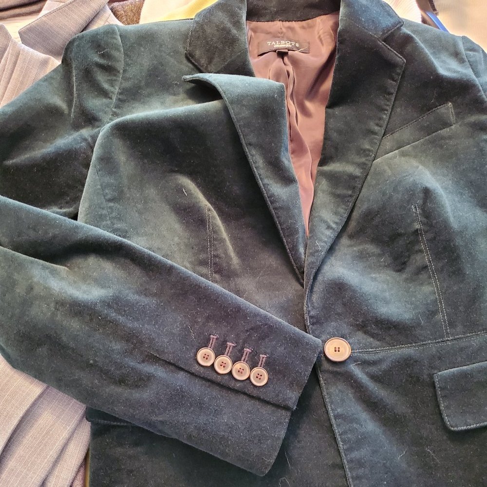 Stunning forest green Talbots blazer in velvet lined with a soft silky fabric